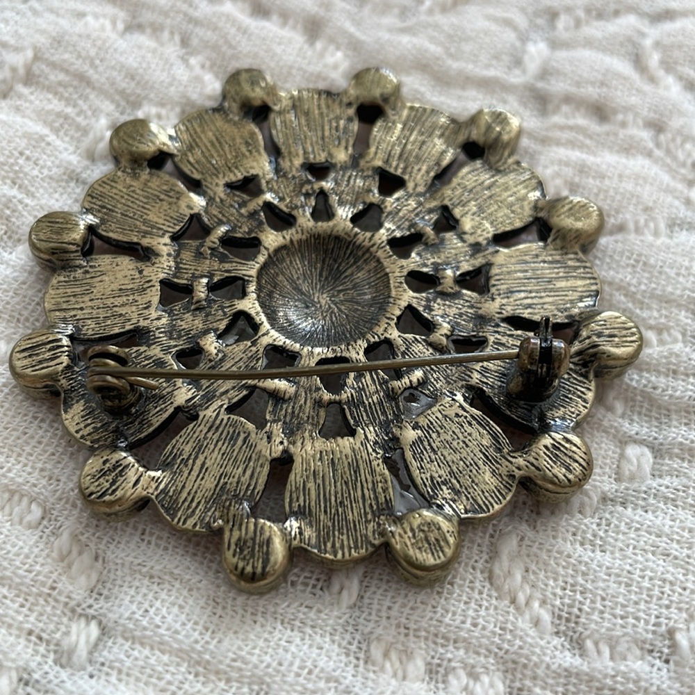 Colorful Brooch - Picture 2 of 4